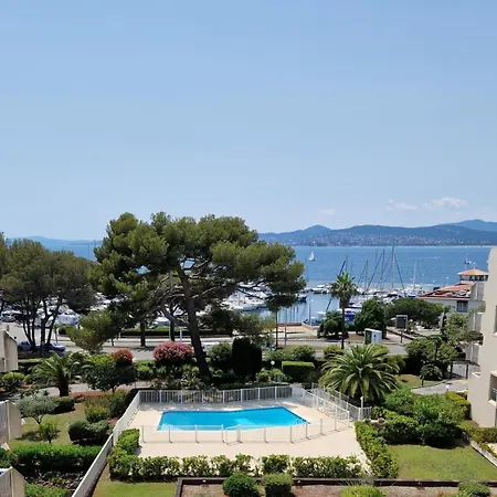 Beau 65 M2 En Front De à St Raphaël - Piscine