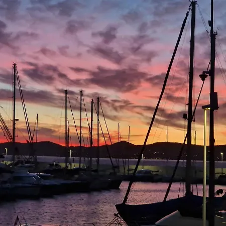 Beau 65 M2 En Front De à St Raphaël - Piscine *