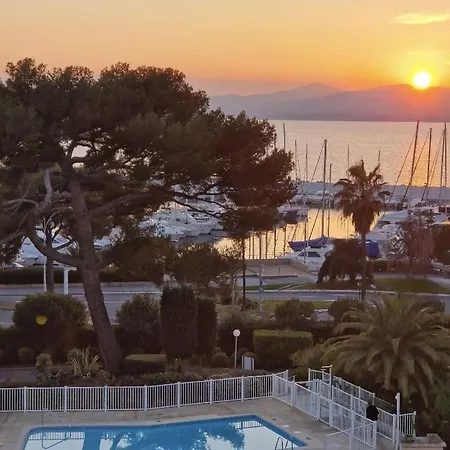 Beau 65 M2 En Front De à St Raphaël - Piscine