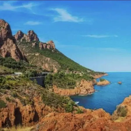 Beau 65 M2 En Front De A St Raphael - Piscine